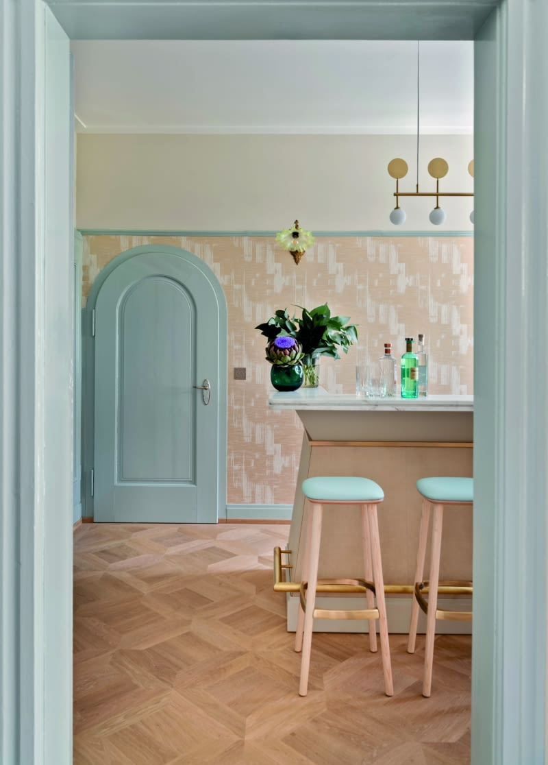 W przestronnej kuchni, specjalnie zaprojektowana strefa wypoczynkowa tworzy przytulną atmosferę. Równie zachęcający jest bar z ozdobnymi drewnianymi panelami.