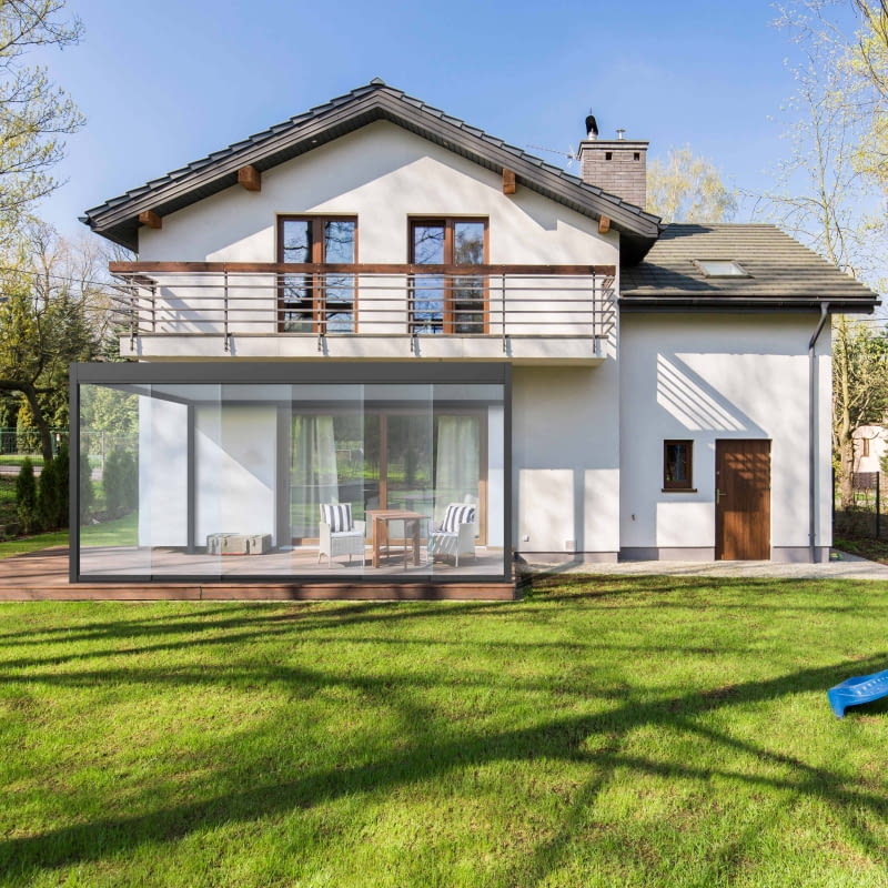 System przesuwny pozwala na stworzenie w pełni przeszklonych przestrzeni, zapewniając panoramiczny widok Pergola