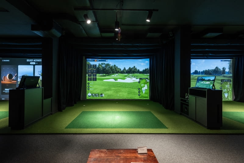 Symulator do gry w golfa to prestiżowe urządzenie, dla którego musimy przeznaczyć duże pomieszczenie, np. przydomowy garaż lub suterenę. Symulator do gry w golfa to prestiżowe urządzenie, dla którego musimy przeznaczyć duże pomieszczenie, np. przydomowy garaż lub suterenę.