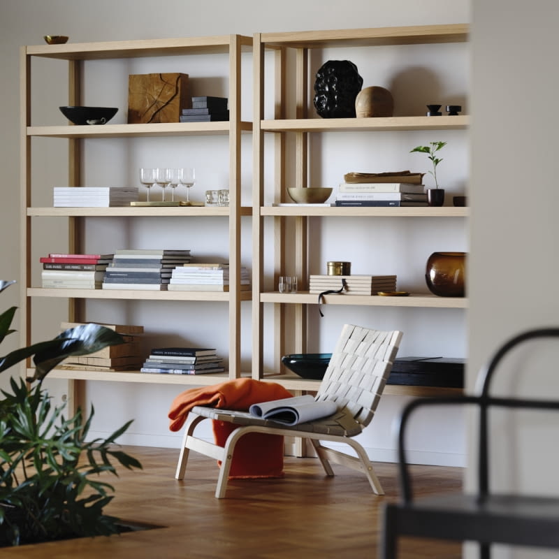 Gięta okleina brzozowa wnosi ciepło, a szerokie siedzisko z lnianych pasów gwarantuje wygodę – subtelny akcent natury w domowym wnętrzu. Fotel z kolekcji Stockholm 2025 do kupienia w sklepach IKEA.