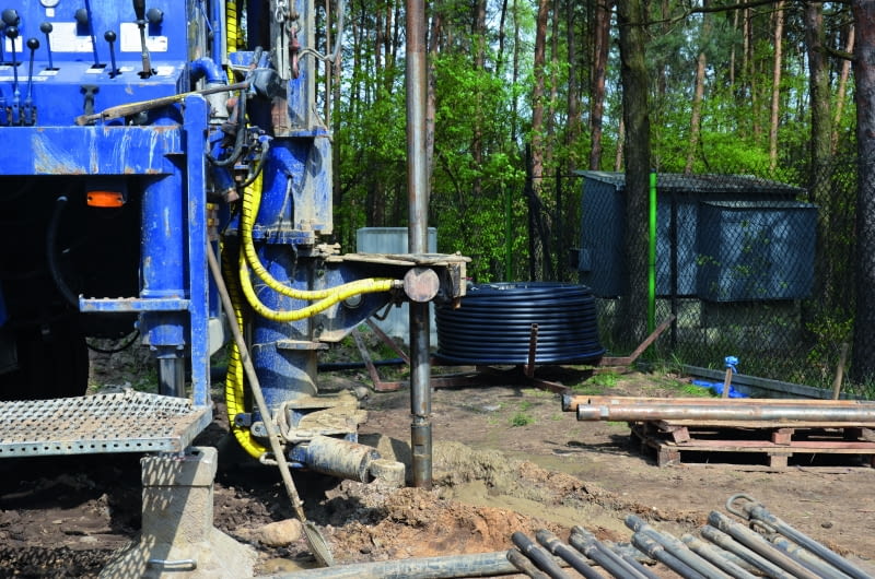 Wykonując odwierty pionowe zachowuje się  odpowiednią odległość od fundamentów  domu, aby nie naruszyć ich stabilności