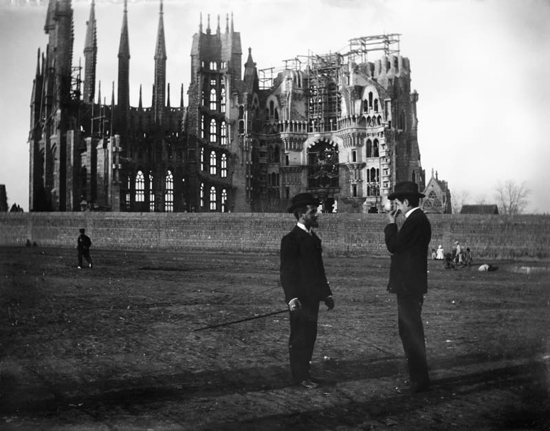 Budowa bazyliki Sagrada Familia w Barcelonie w 1905 roku Budowa bazyliki Sagrada Familia w Barcelonie w 1905 roku
