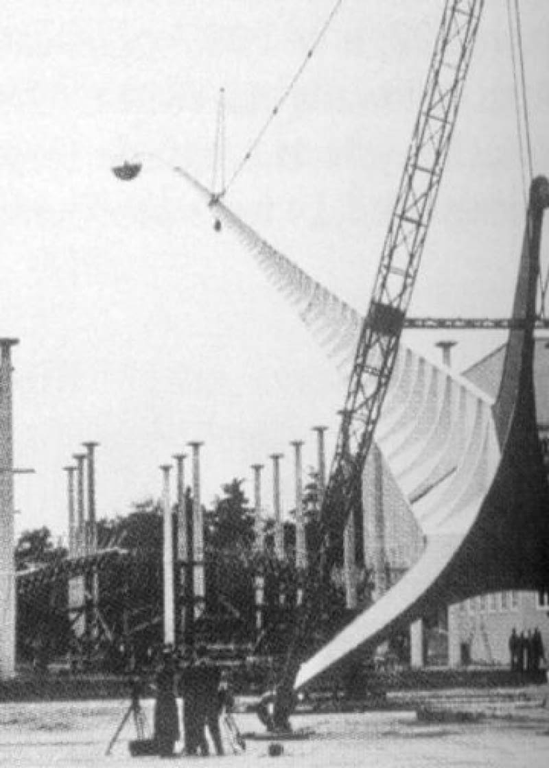 Lipiec 1948 rok - ustawianie iglicy. Na jej szczycie widoczna jest lustrzana instalacja, która nie doczekała otwarcia obiektu. Lipiec 1948 rok - ustawianie iglicy. Na jej szczycie widoczna jest lustrzana instalacja, która nie doczekała otwarcia obiektu.