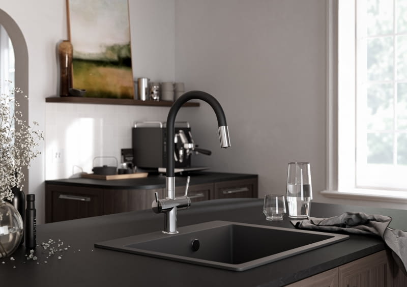 Bateria z możliwością podłączenia zestawu filtrującego. Jedna dwudrożna wylewka obsługuje wodę użytkową i filtrowaną, zapewniając maksymalny komfort.