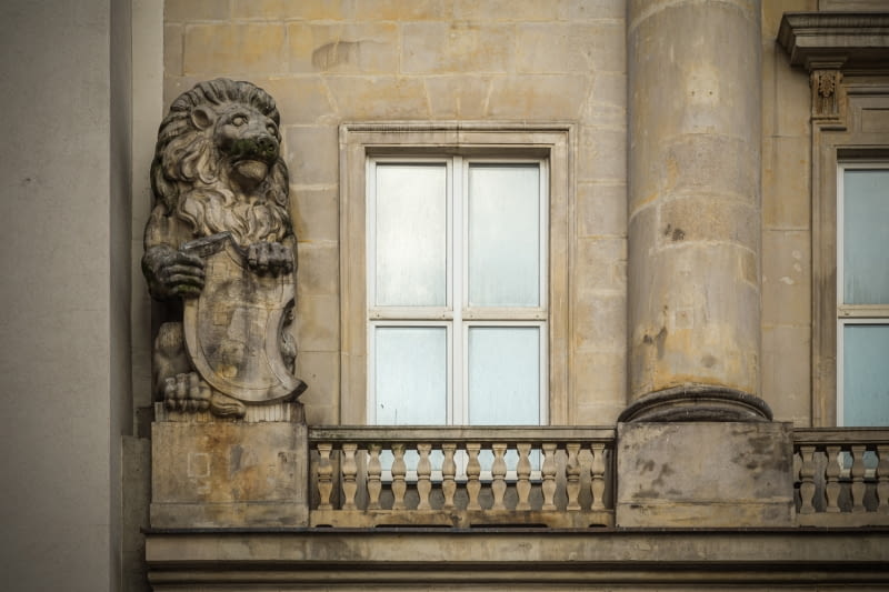 Moniuszki 8 - lew na fasadzie