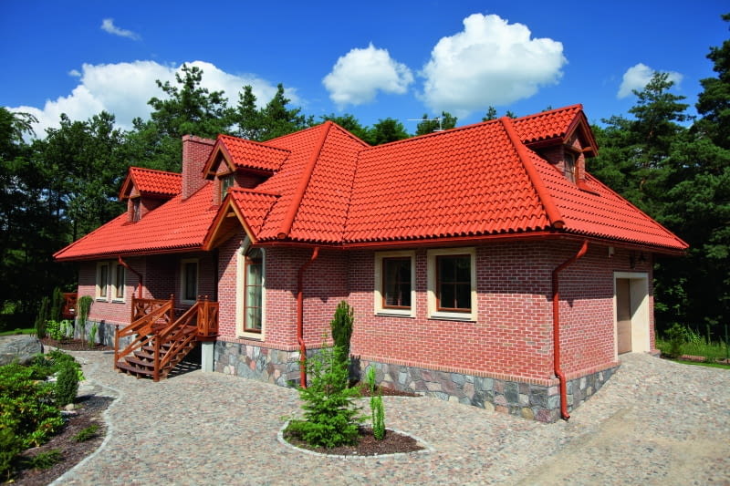 W technologii ścian trójwarstwowych podstawą do ukształtowania tego detalu jest wybór, czy ściana osłonowa będzie stykać się z gruntem, czy zostanie odcięta przez cokół W technologii ścian trójwarstwowych podstawą do ukształtowania tego detalu jest wybór, czy ściana osłonowa będzie stykać się z gruntem, czy zostanie odcięta przez cokół