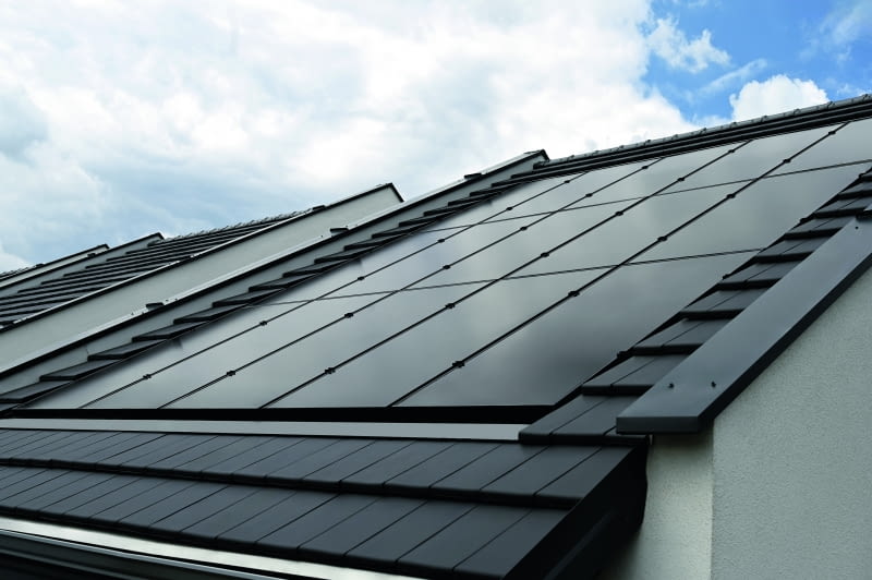 Wysokiej jakości moduły fotowoltaiczne, zamontowane na specjalnie zaprojektowanej podkonstrukcji, tworzą jednolitą powierzchnię na tym samym poziomie co dachówka. Rozwiązanie to wpisuje się w najnowsze trendy architektoniczne