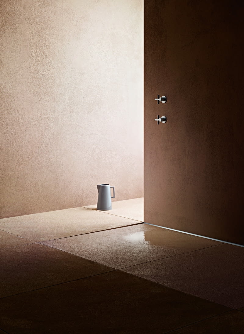 Minimalistyczna, przyścienna listwa odpływowa ze stali nierdzewnej pozwala zaaranżować funkcjonalną i estetyczną strefę prysznicową.