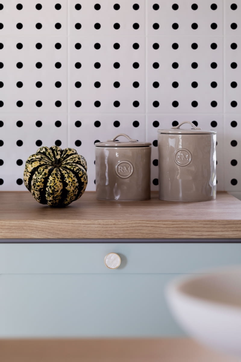 Powtarzający się rytm czarnych, połyskujących kropek na beżowym, matowym tle daje poczucie uporządkowania, ale jednocześnie wprowadza do aranżacji efekt zabawy i lekkości. Zdobiące ściany kuchni płytki marki Vives stały się przyciągającym uwagę elementem. Ceramiczne pojemniki Miloo Home. Powtarzający się rytm czarnych, połyskujących kropek na beżowym, matowym tle daje poczucie uporządkowania, ale jednocześnie wprowadza do aranżacji efekt zabawy i lekkości. Zdobiące ściany kuchni płytki marki Vives stały się przyciągającym uwagę elementem. Ceramiczne pojemniki Miloo Home.