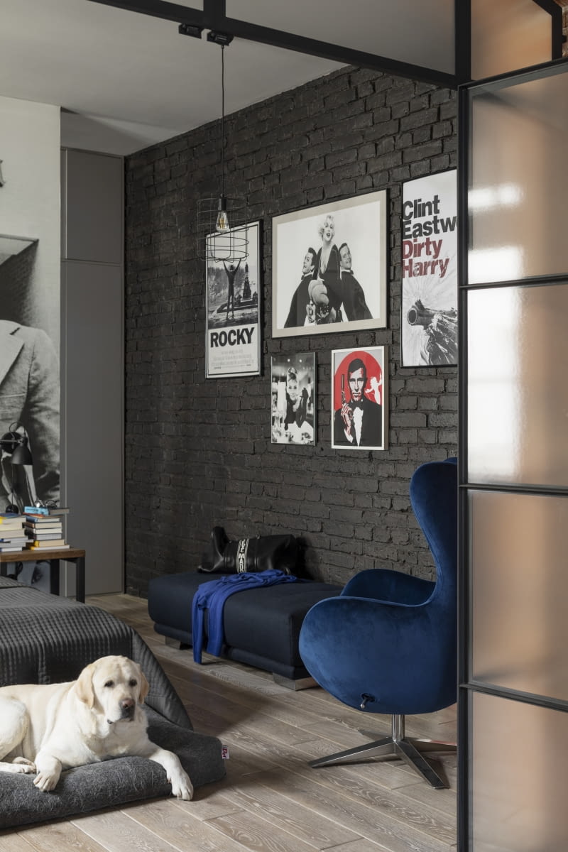 Nowoczesne, miękkie, tapicerowane meble służą ociepleniu surowej aranżacji i wygodzie, co z lubością wykorzystuje ukochany labrador Jerry (ciekawe, czy otrzymał imię po tytułowym bohaterze oscarowego filmu „Jerry Maguire” z 1996 r. z Tomem Cruisem w roli głównej?).