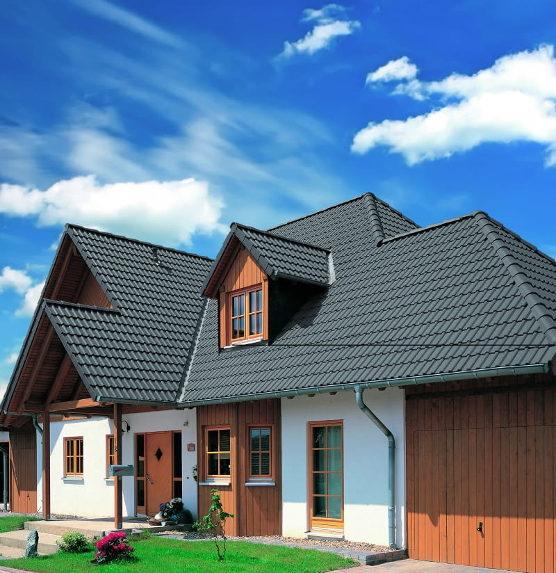 Kosz dachowy, choć nie rzuca się w oczy, pełni istotną funkcję w budowie dachu – gromadzi wodę na styku połaci i odprowadza ją do systemu rynnowego