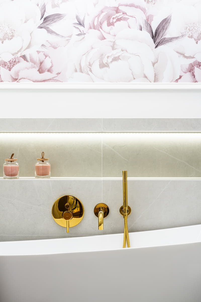 Ponadczasowy szyk, wyjątkowa ekskluzywność armatury, łączenie stylów – to kilka z cech, które wyróżniają modny styl glamour.