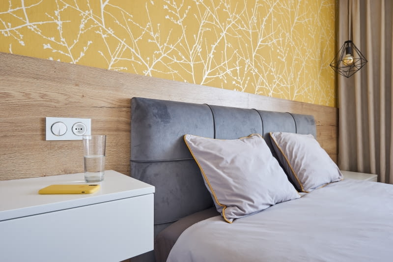 Mieszkanie z żółtą ścianą