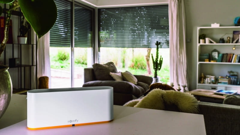 Dzięki bezprzewodowej centrali smart home, można z dowolnego miejsca sterować roletami i żaluzjami.