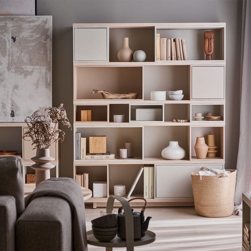 Różne wielkości wnęk regału Balance pozwalają prezentować przedmioty o rozmaitych gabarytach. Kluczowy jest sposób ich ustawienia – wazony, świece czy pudełka nie są stłoczone, lecz stoją swobodnie. Spójność kompozycji wzmacnia wspólna paleta barw.