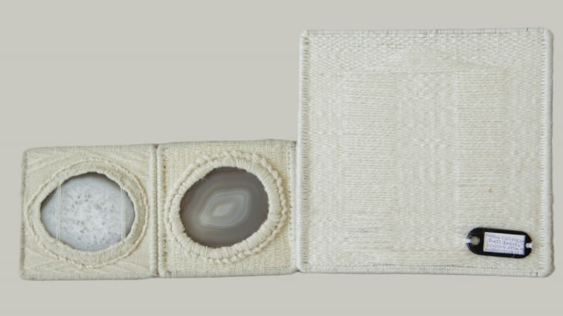 Maria Chojnacka, Biały żagiel, lata 90. XX w. (?), wełna, agat, miniatura tkacka z kolekcji Ireny Huml