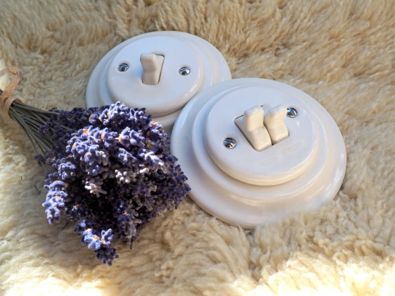 Elementy wykonane z prawdziwej porcelany lub dobrej jakości ceramiki charakteryzują się ponadczasowym pięknem i elegancją Osprzęt elektroinstalacyjny