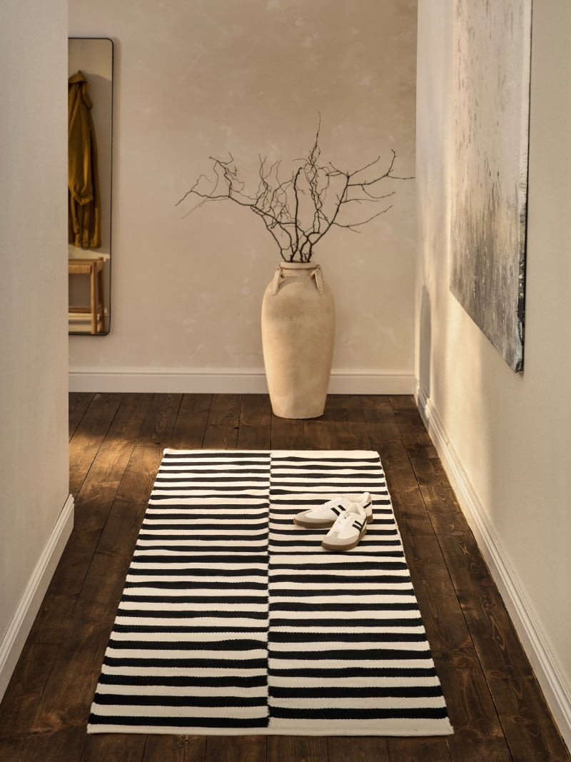 Stylowy i ponadczasowy chodnik z minimalistycznym wzorem w paski – ręcznie tkany kilim Donna, 70% wełna (z certyfikatem RWS), 19% nylon, 11% bawełna, 80 x 250 cm, 579,90 zł, westwing.pl Stylowy i ponadczasowy chodnik z minimalistycznym wzorem w paski – ręcznie tkany kilim Donna, 70% wełna (z certyfikatem RWS), 19% nylon, 11% bawełna, 80 x 250 cm, 579,90 zł, westwing.pl