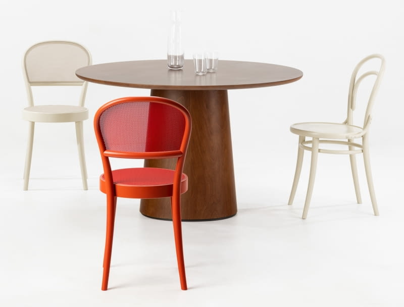 Kolekcja P.O.V. (Point Of View) to modułowe stoły, które możesz dostosować do własnych potrzeb. Tu nieduży okrągły mebel, który dobrze komponuje się z krzesłami również o okrągłych siedziskach, np. klasycznym modelem 14 i jego nowocześniejszą wersją – 314. Kolekcja P.O.V. (Point Of View) to modułowe stoły, które możesz dostosować do własnych potrzeb. Tu nieduży okrągły mebel, który dobrze komponuje się z krzesłami również o okrągłych siedziskach, np. klasycznym modelem 14 i jego nowocześniejszą wersją – 314.