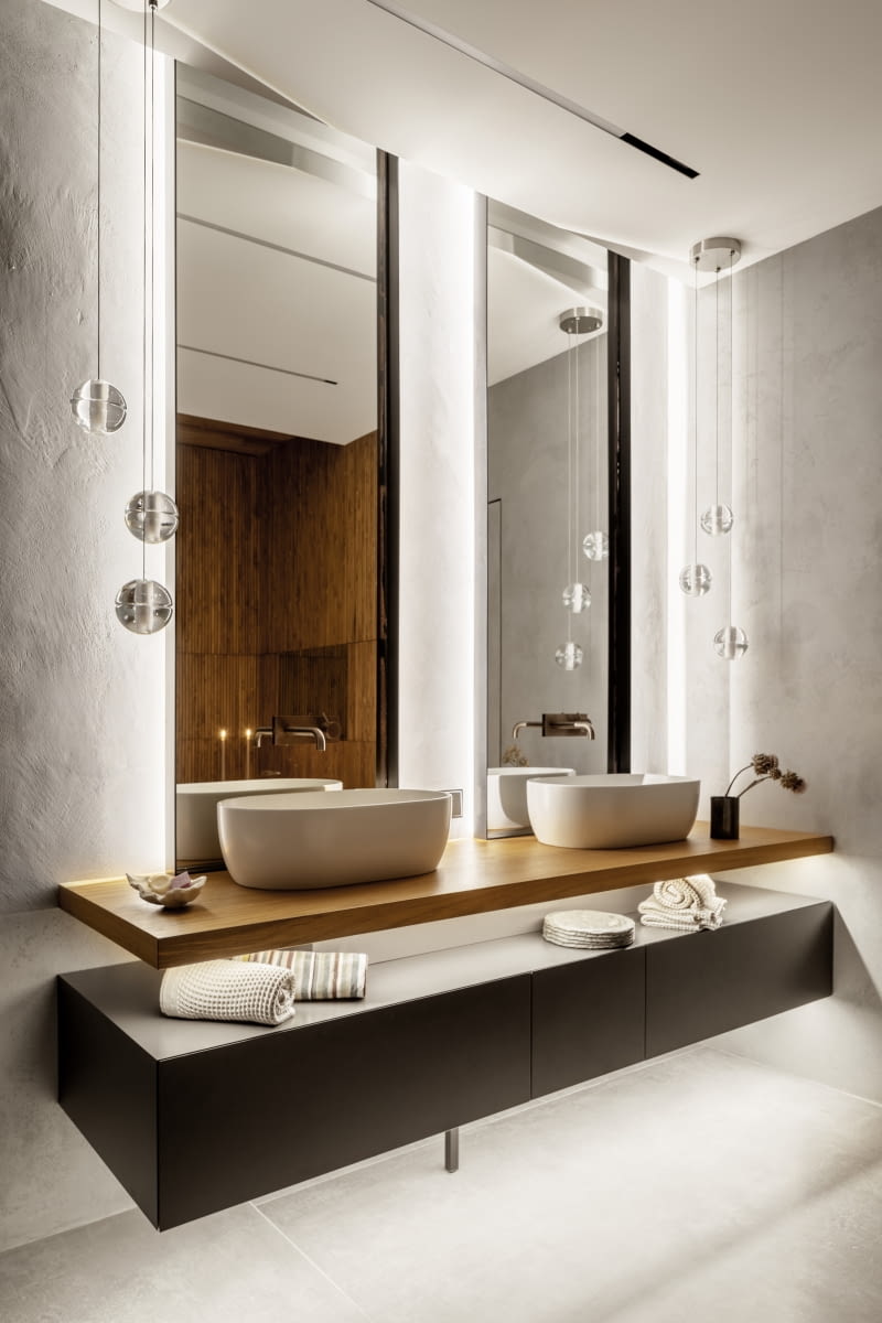 Połączenie, które zawsze się sprawdza – jasna, neutralna baza i ciepłe kolory drewna.