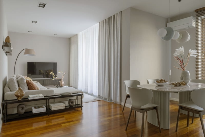 Wnętrze charakteryzuje się pożądaną przez właścicieli prostotą, funkcjonalnością i łatwością w utrzymaniu porządku. Dominują kolory beżu i jasnej, popielatej szarości. Ciepłe barwy przełamuje czerń i ciemny brąz.