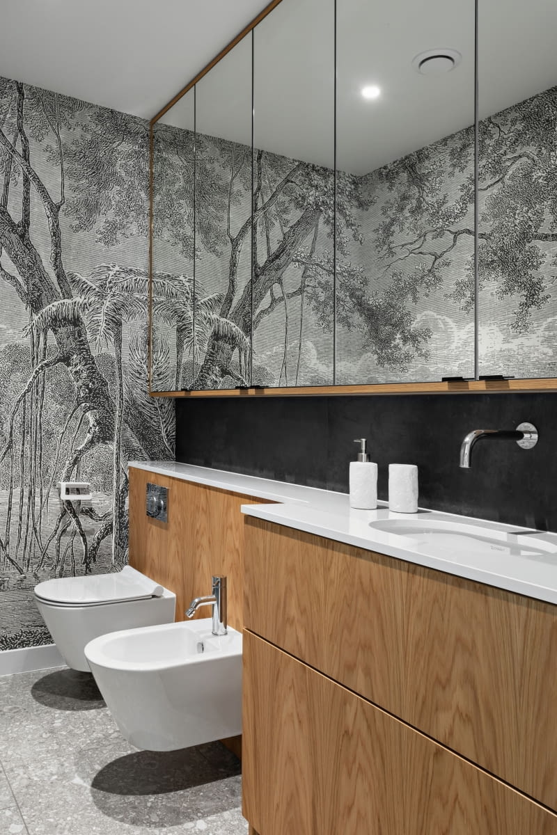 Projektantka poświęciła wiele uwagi wąskiej, długiej toalecie gościnnej na parterze, dodatkowo zwężonej przez instalacje biegnące wzdłuż ściany. Projektantka poświęciła wiele uwagi wąskiej, długiej toalecie gościnnej na parterze, dodatkowo zwężonej przez instalacje biegnące wzdłuż ściany.