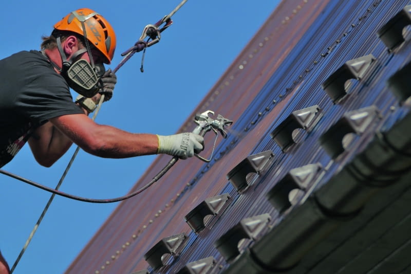Zniszczoną i wyblakniętą blachodachówkę łatwo odnowić przez malowanie. Najlepiej zlecić  te prace firmie, która się w tym specjalizuje