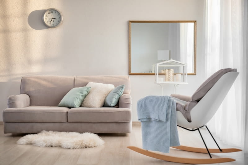 W salonie sprawdzi się również fotel bujany, który pozwoli poczytać książkę w miłej atmosferze bądź pokołysać się patrząc na palący się kominek. W salonie sprawdzi się również fotel bujany, który pozwoli poczytać książkę w miłej atmosferze bądź pokołysać się patrząc na palący się kominek.