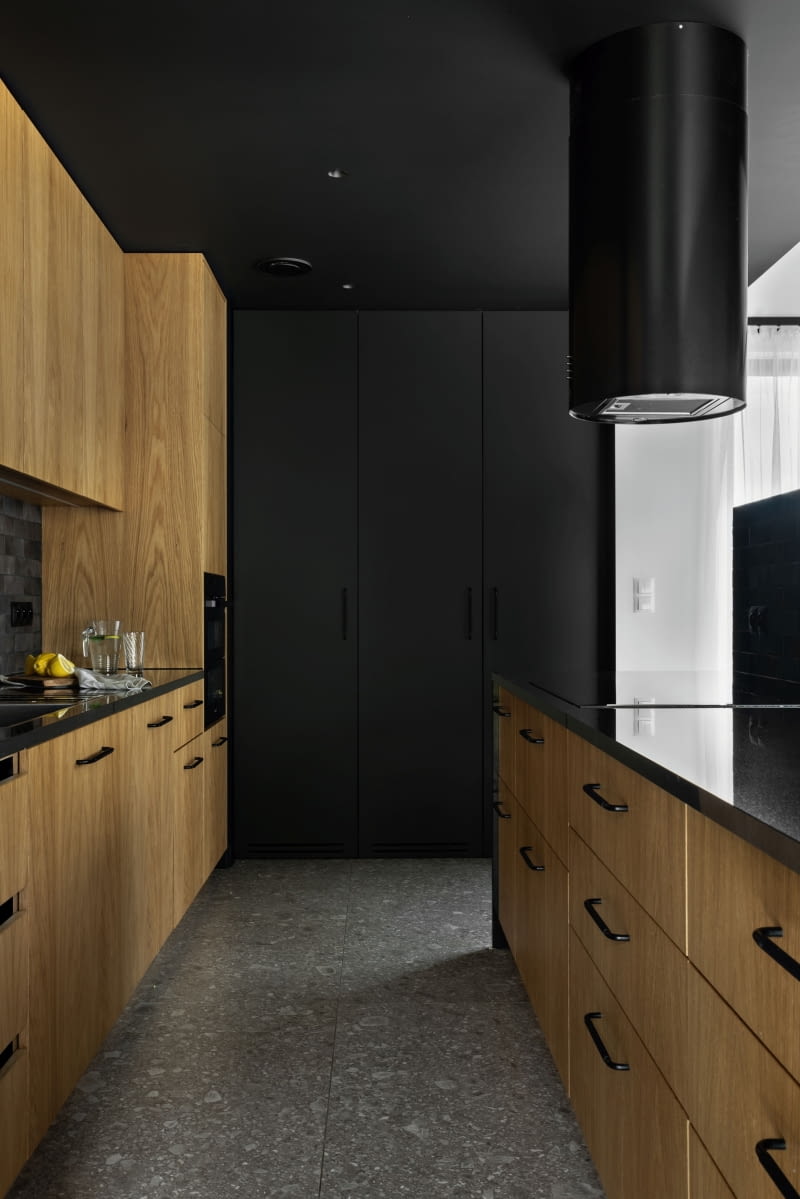 Na końcu ciągu kuchennego, za czarnymi frontami nawiązującymi do ścian i sufitu, ukryto spiżarnię z półkami na zapasy. Właściciele podkreślają, że dzięki przemyślanemu układowi sprzętów już po tygodniu czuli się tu tak swobodnie, jakby gotowali w kuchni od lat. Anna i Łukasz chwalą sobie staranność i precyzję wykonania wszystkich zabudów meblowych, które zrobiła stolarnia Meble Otrzonsek. Na końcu ciągu kuchennego, za czarnymi frontami nawiązującymi do ścian i sufitu, ukryto spiżarnię z półkami na zapasy. Właściciele podkreślają, że dzięki przemyślanemu układowi sprzętów już po tygodniu czuli się tu tak swobodnie, jakby gotowali w kuchni od lat. Anna i Łukasz chwalą sobie staranność i precyzję wykonania wszystkich zabudów meblowych, które zrobiła stolarnia Meble Otrzonsek.