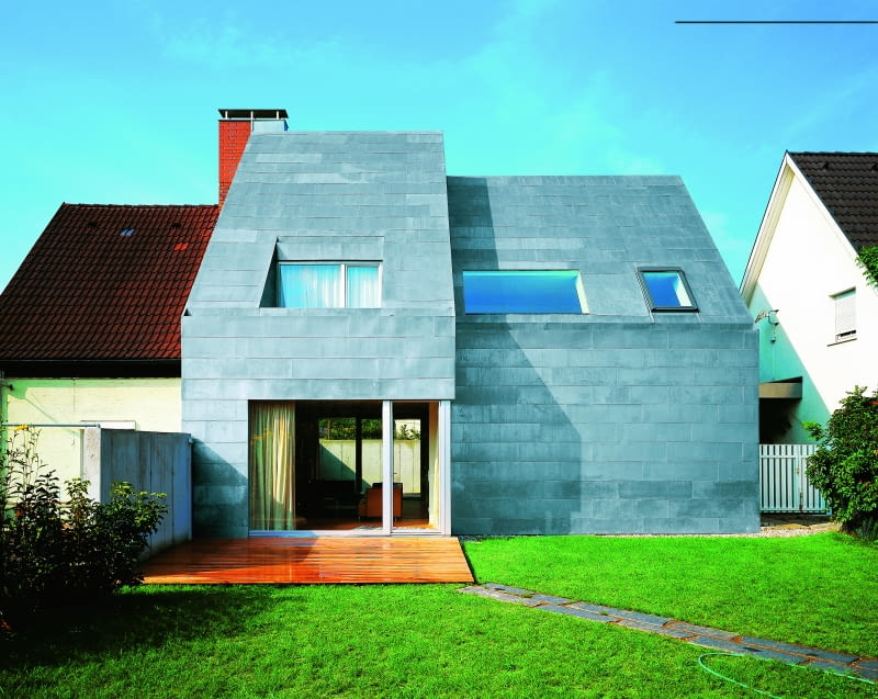 Wielu projektantów czerpie inspiracje z budownictwa  industrialnego, czego efektem są domy jednorodzinne  z fasadami ubranymi w metal