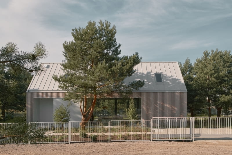 Elementem wyróżniającym architekturę jest fasada z opalanych desek modrzewia syberyjskiego, zestawionych z blachą aluminiową stanowiącą drugą warstwę okładziny. Elementem wyróżniającym architekturę jest fasada z opalanych desek modrzewia syberyjskiego, zestawionych z blachą aluminiową stanowiącą drugą warstwę okładziny.