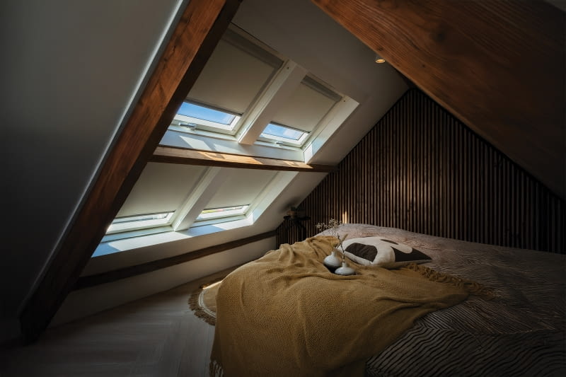 Roleta ARF to coś dla miłośników ponadczasowej klasyki, ale w nowoczesnym, funkcjonalnym wydaniu. Elegancka, matowa tkanina ze spodnią srebrną powłoką skutecznie zaciemnia pomieszczenie.