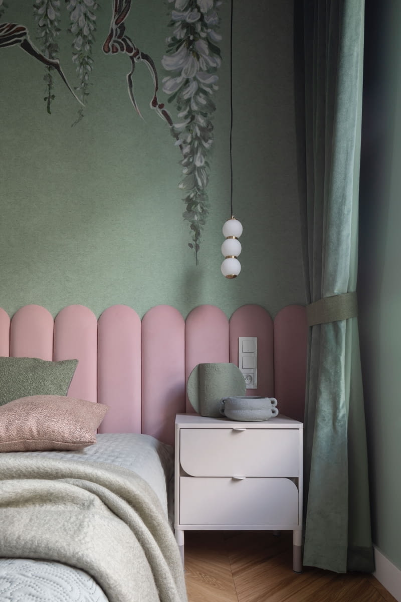 W sypialni nie zapomniano o motywie przewodnim kropek – swobodnie odnosi się do niego forma wiszących przy łóżku lamp. W sypialni nie zapomniano o motywie przewodnim kropek – swobodnie odnosi się do niego forma wiszących przy łóżku lamp.