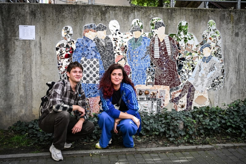 Mozaika "Przybyli" w Szczecinie. Od lewej: Marcin Chruśliński - koordynator projektu, Karolina Gołębiowska - autorka projektu mozaiki. Mozaika "Przybyli" w Szczecinie. Od lewej: Marcin Chruśliński - koordynator projektu, Karolina Gołębiowska - autorka projektu mozaiki.