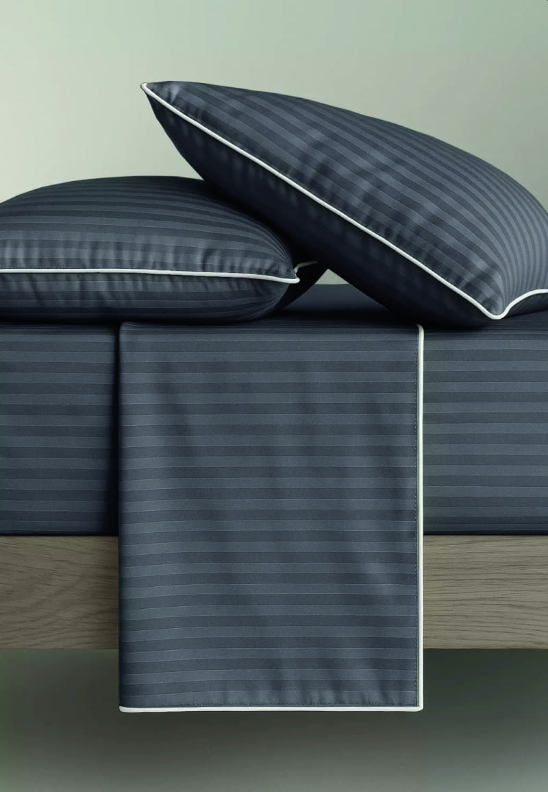 Pościel adamaszkowa San Antonio, grafitowa z białą lamówką, różne rozmiary, komplet 160 x 200 cm + 70 x 80 cm – 329 zł,