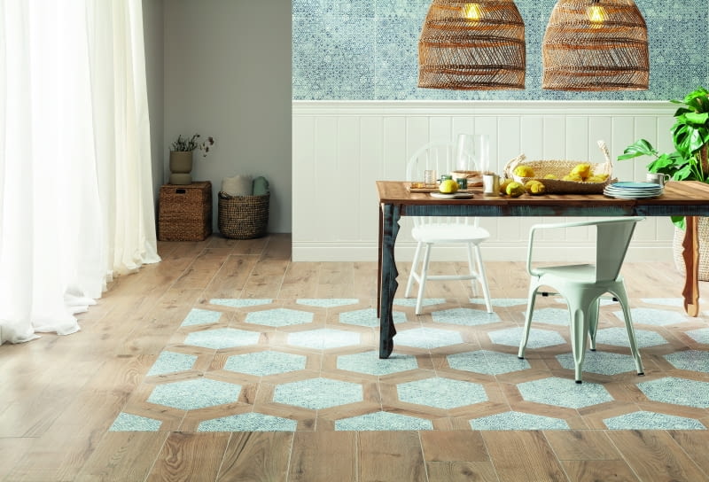 Płytki nawiązujące do swobody czy etnicznych wzorów charakteryzuje lekkość, świeżość i inspiracje naturą. Naśladujące drewno czy lastryko pasują do aranżacji wnętrz bliskich naturze, wprowadzając do nich komfort i harmonię. Płytki nawiązujące do swobody czy etnicznych wzorów charakteryzuje lekkość, świeżość i inspiracje naturą. Naśladujące drewno czy lastryko pasują do aranżacji wnętrz bliskich naturze, wprowadzając do nich komfort i harmonię.