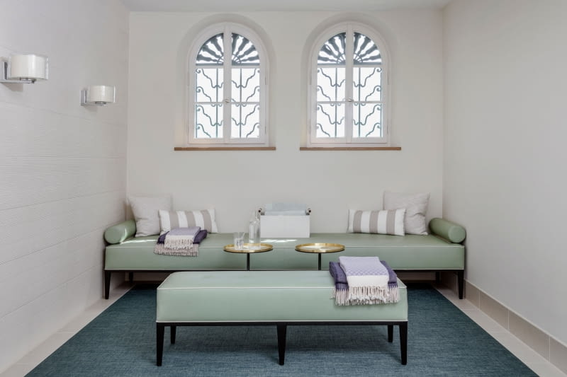 Projekt wielu pomieszczeń charakteryzuje się jasnymi szarościami, kremami i beżami, równoważonymi zielonymi i złotymi tonami. Organiczna paleta kolorów dodaje wnętrzu lekkości i elegancji.