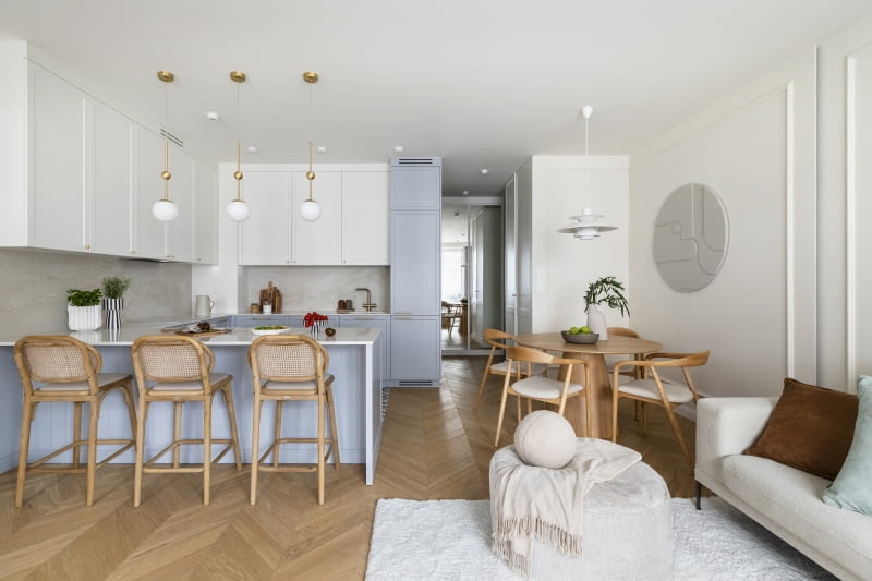 Dobierz meble do skali pomieszczenia – to kolejna zasada, której warto się trzymać przy projektowaniu salonu.