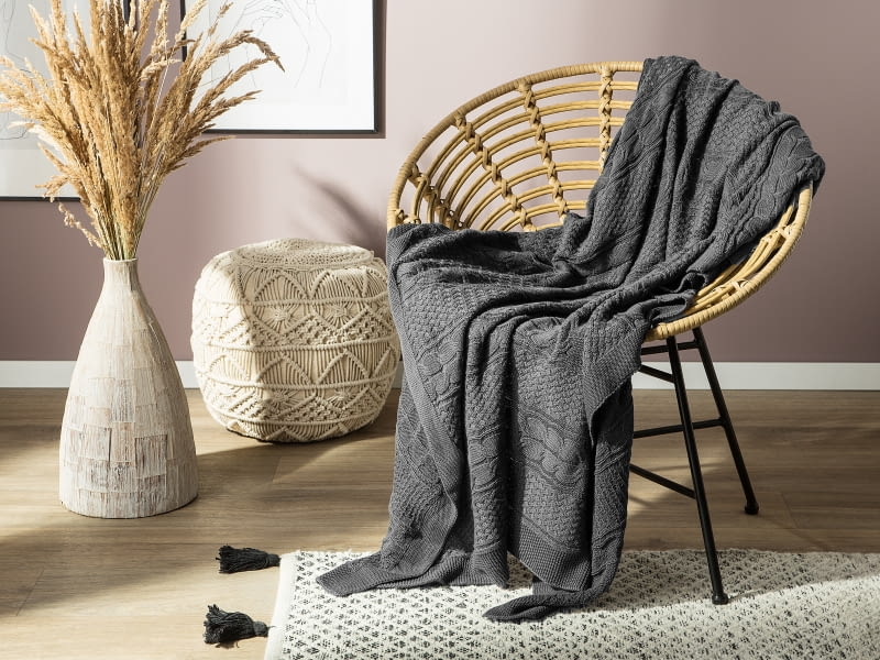 Plecione meble z naturalnych materiałów to doskonały wybór do stylu eko Salon w stylu eko