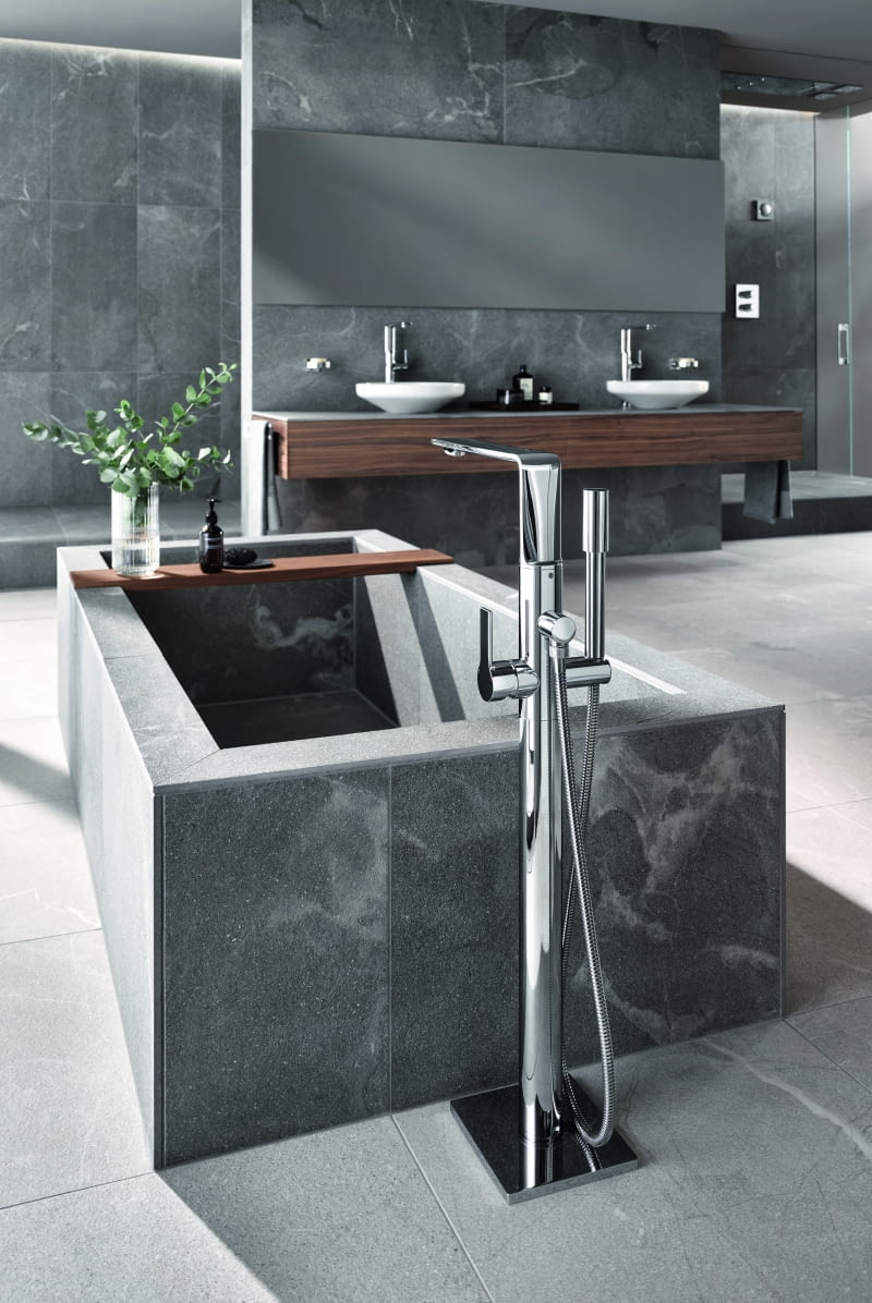 Bateria wannowa ze słuchawką prysznicową z funkcją oszczędzania wody w niestandardowej rzeźbiarskiej formie – doskonale prezentuje się w połączeniu z wolno stojącymi wannami.
