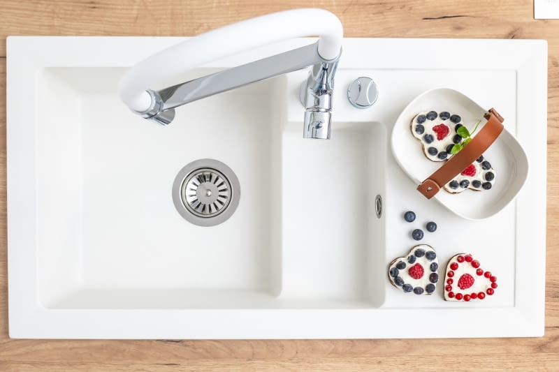 Wyraźna ramka wokół tego 1,5-komorowego zlewu uniemożli- wia przedostanie się wody poza jego obręb, co jest udogodnieniem w czasie zmywania, Bonafaro, Laveo