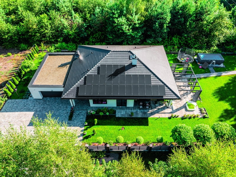 Panele fotowoltaiczne mają specjalne ogniwa, które przetwarzają energię słoneczną w elektryczną. W ten sposób powstaje w 100% ekologiczny prąd. Wyprodukowaną energię można wykorzystać do podgrzewania wody, zasilania systemów grzewczych czy urządzeń domowych