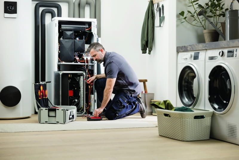 Aby utrzymać wysoką efektywność pompy ciepła, coroczny przegląd powinien przeprowadzać autoryzowany serwis producenta, sprawdzający wszystkie elementy i podzespoły urządzenia Aby utrzymać wysoką efektywność pompy ciepła, coroczny przegląd powinien przeprowadzać autoryzowany serwis producenta, sprawdzający wszystkie elementy i podzespoły urządzenia