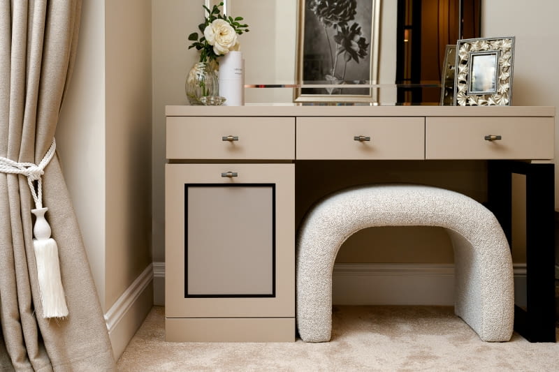 Santosh House: współczesna interpretacja brytyjskiej elegancji Santosh House: współczesna interpretacja brytyjskiej elegancji