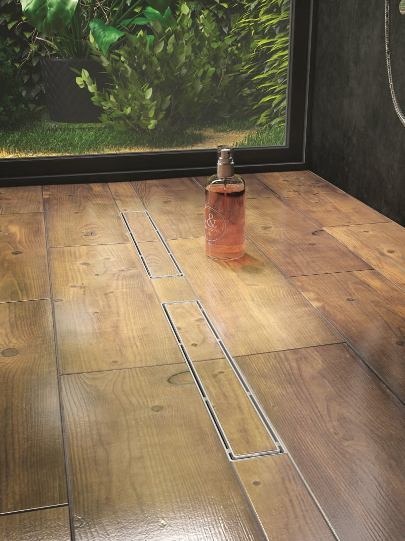 Dwustronny odwracalny ruszt z możliwością wklejenia płytki sprawia, że możemy zmienić aranżację strefy prysznica w trakcie użytkowania.