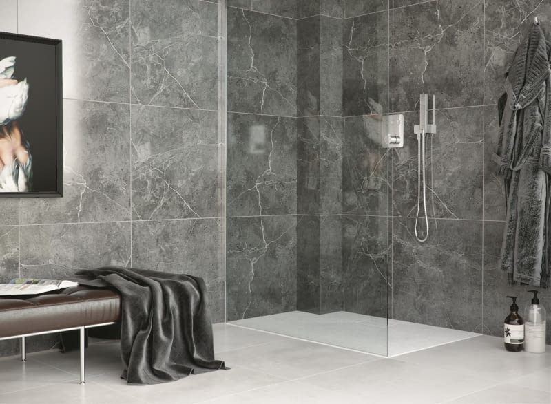 Niskie brodziki cenione są za minimalistyczny wygląd, łatwiejsze wejście oraz optyczne powiększenie i ujednolicenie przestrzeni.