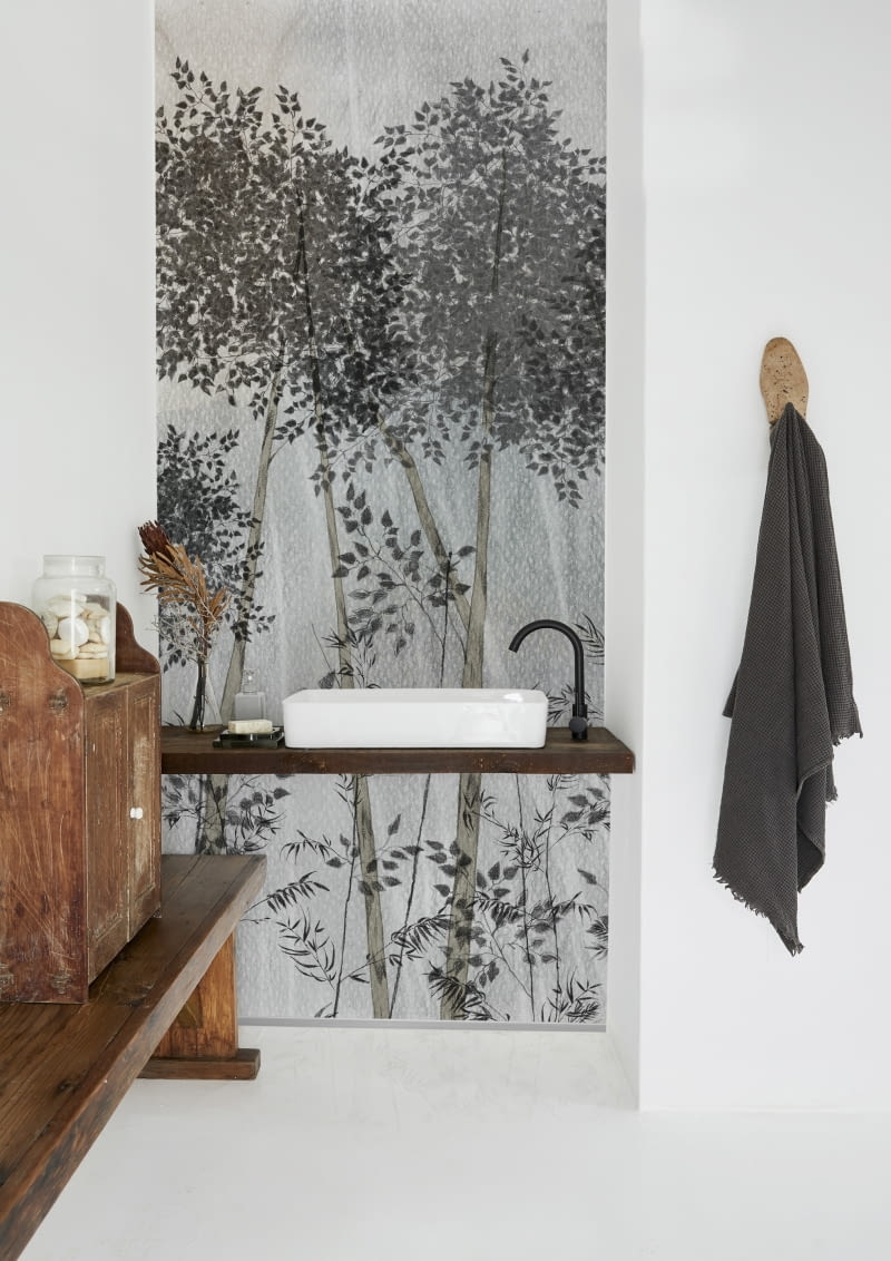 Fototapeta Wall&Deco Wet Betulla z motywem brzozowego lasu, gdzie ołówkowa kreska nadaje całości nordyckiego klimatu, jest pełna szczegółów. Dzięki temu przywołuje tajemniczą atmosferę natury.