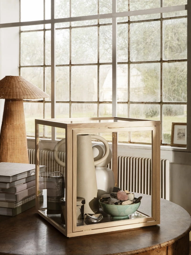 Miru marki Ferm Living to zgrabna, nieduża witryna z dębową ramą i przeszklonymi ściankami – idealna na dekoracje i drobne bibeloty, na których nam zależy, które są po prostu ładne i nie chcemy ich zbyt często odkurzać.