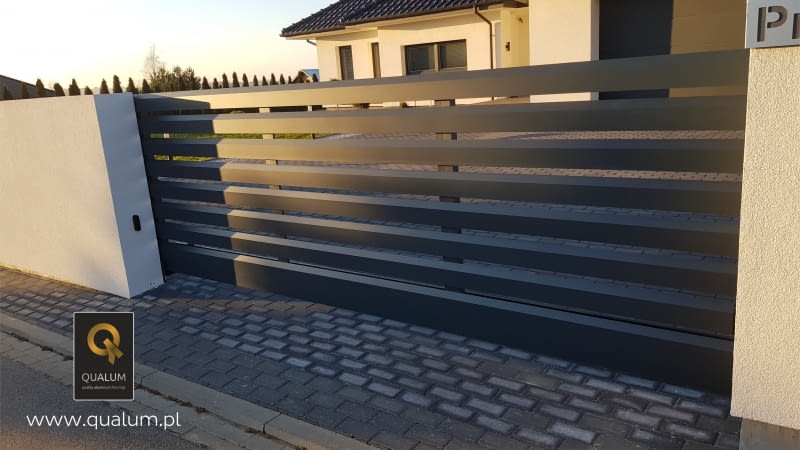 Aluminiowa brama przesuwna QUALUM Aluminiowa brama przesuwna QUALUM