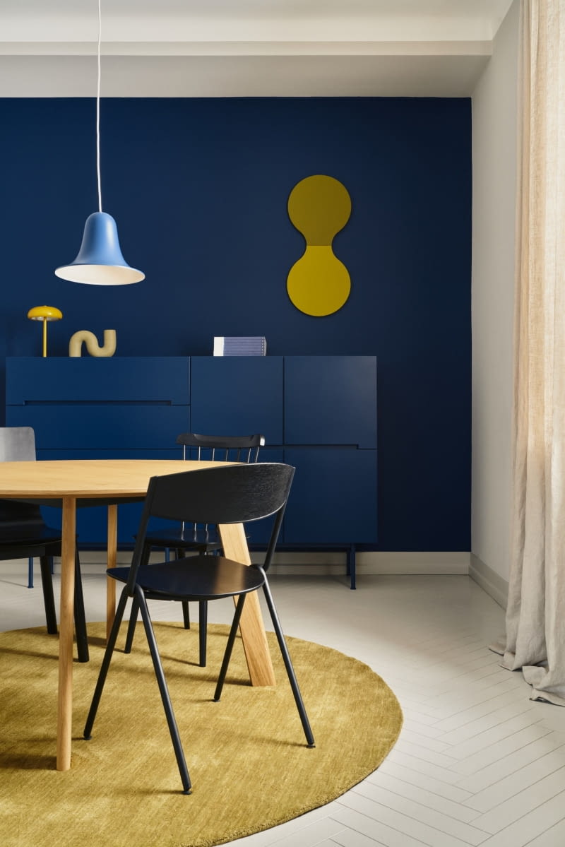 Posługiwanie się odcieniami wspólnego koloru ściany i mebla zapewnia wyjątkowy nastrój.